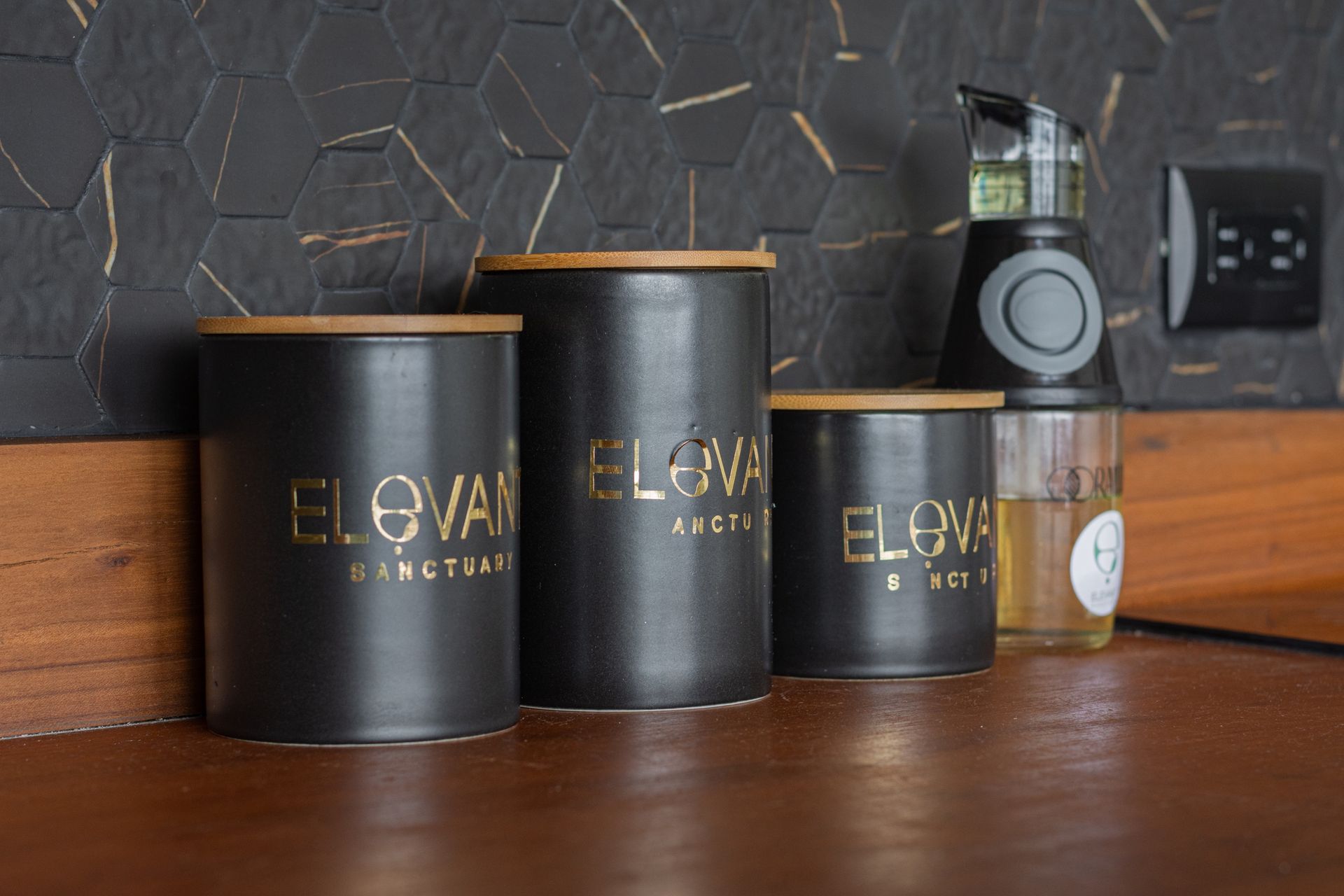 Botes negros de café y azúcar con el logo de Elevant Sanctuary
