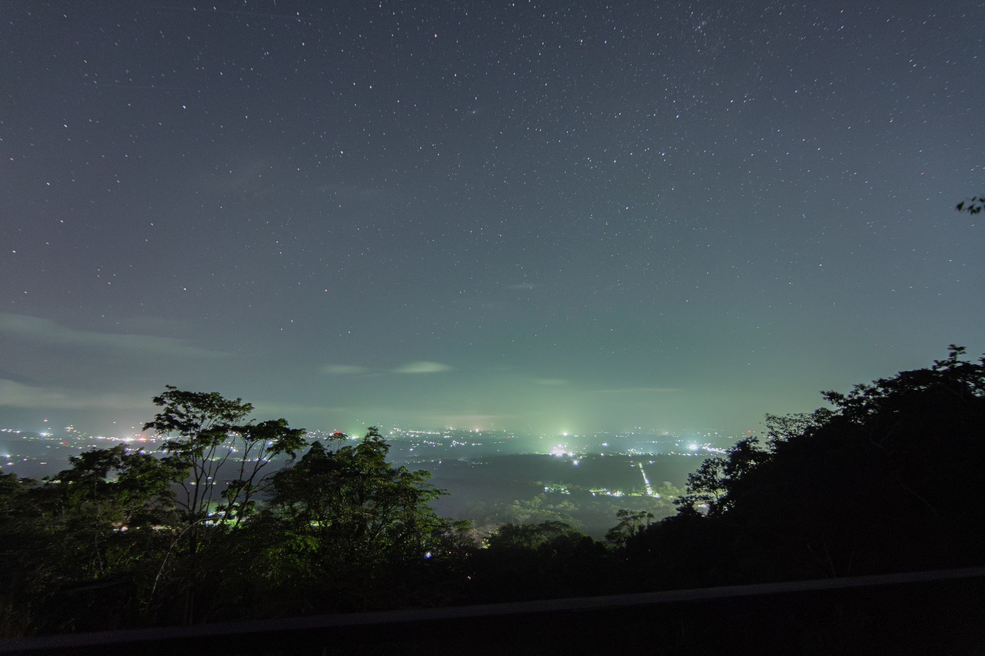 Vista nocturna del valle de San Carlos con luces de los pueblos bajo las estrellas
